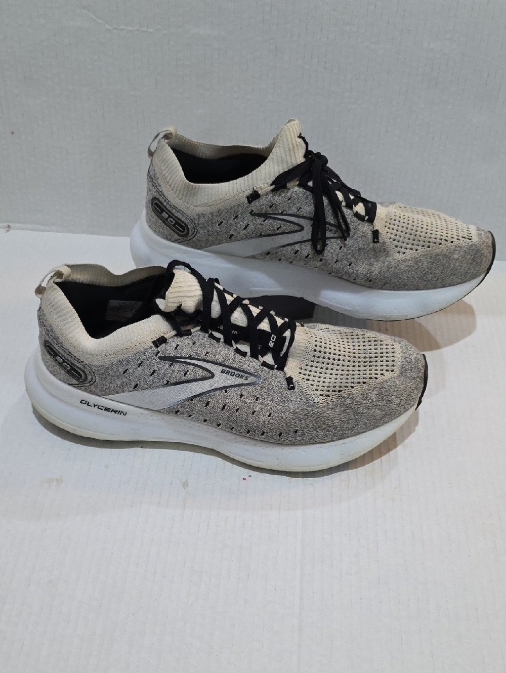 Brooks Mens Glycerin 20 Knit Shoes - Cream and Gray with Black Laces Size 12 D